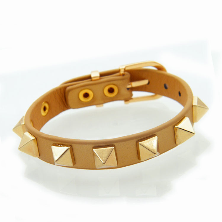 Justerbart armband med taggar