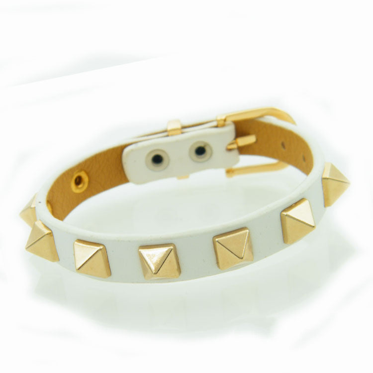 Justerbart armband med taggar