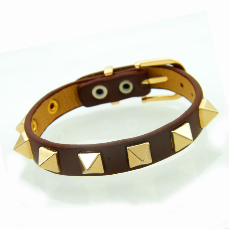 Justerbart armband med taggar