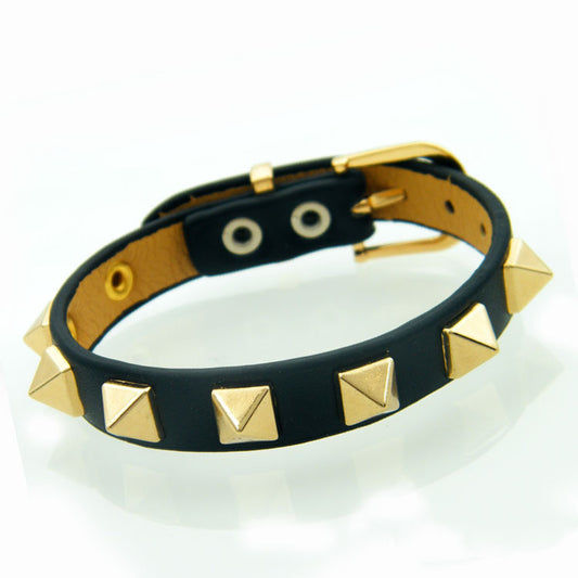 Justerbart armband med taggar