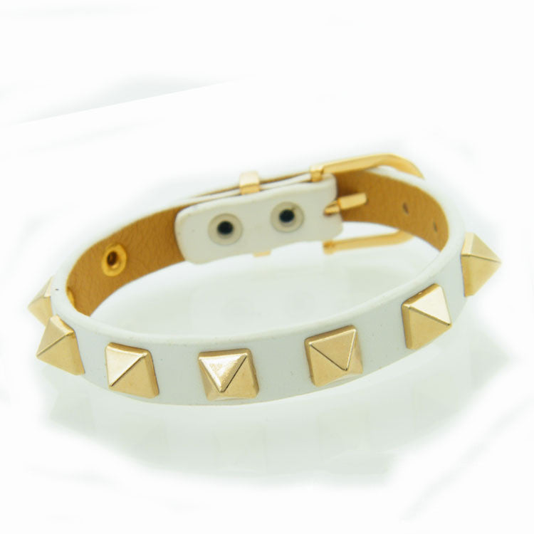 Justerbart armband med taggar